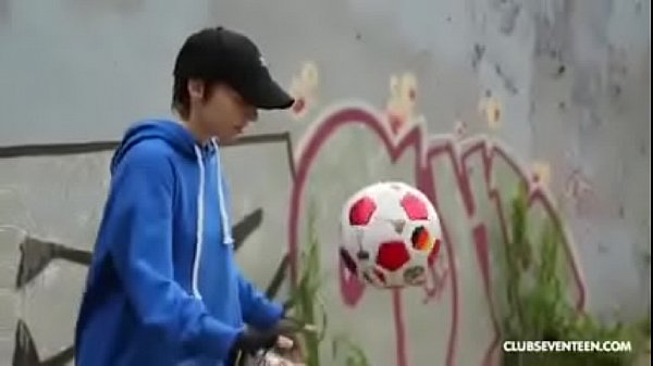 Futbolista machona y trasvestida tiene sexo con su entrenador y a la vez nuevo marido para que deje de ser lesbiana